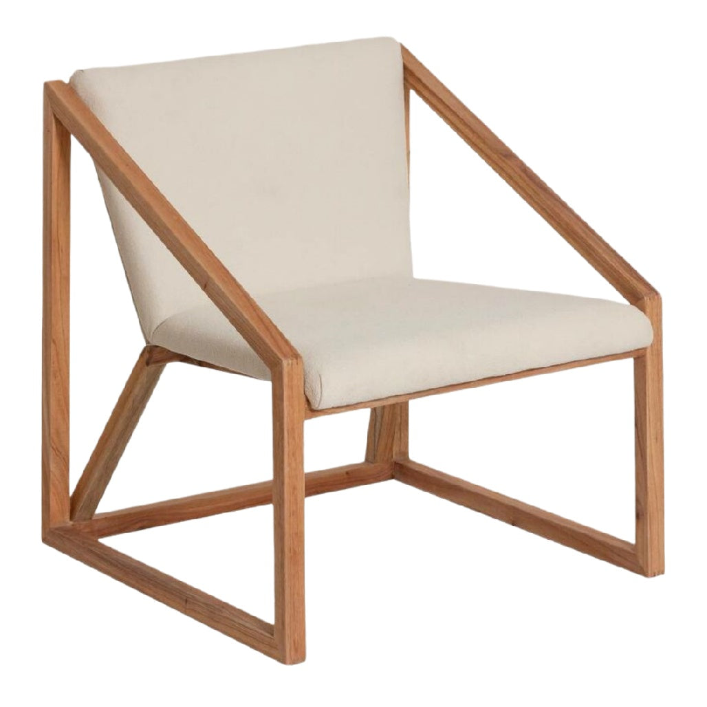 Fauteuil moderne en bois clair et tissu crème.